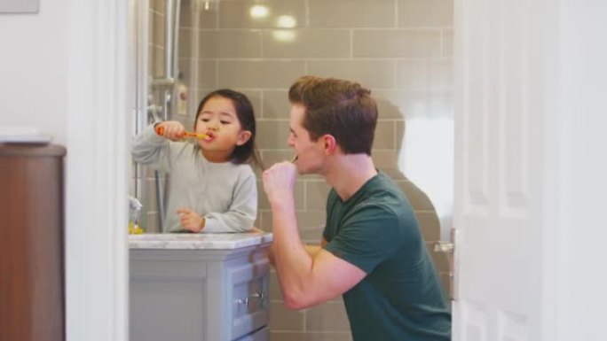 父亲和女儿一起在浴室刷牙的家庭-慢动作拍摄