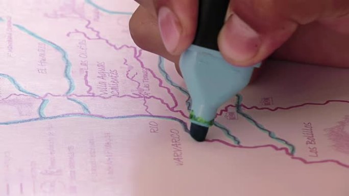 阿根廷小学生用荧光笔在内乌肯省的地图上工作。特写。4k分辨率。
