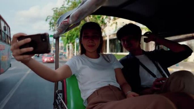 博主夫妇在曼谷的地标上享受嘟嘟客旅行。
