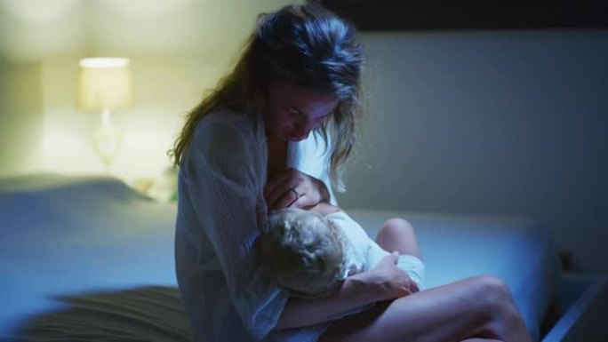一位年轻的neo母亲的真实照片正在与刚出生的男婴一起享受时光，同时母乳喂养，然后在床上入睡