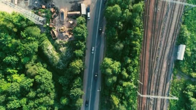 在阳光明媚的夏日，郊区高速公路的鸟瞰图