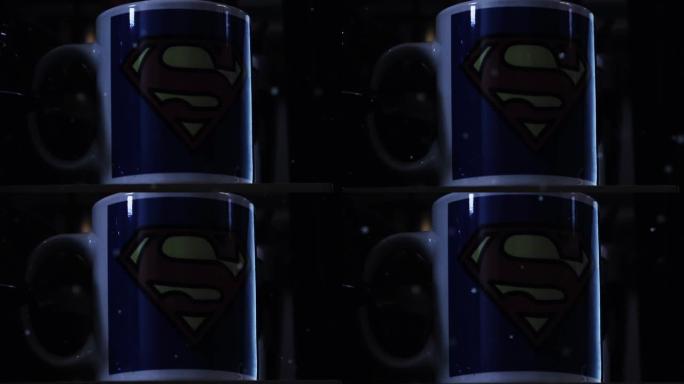黑暗房间架子上的超人咖啡杯。特写。