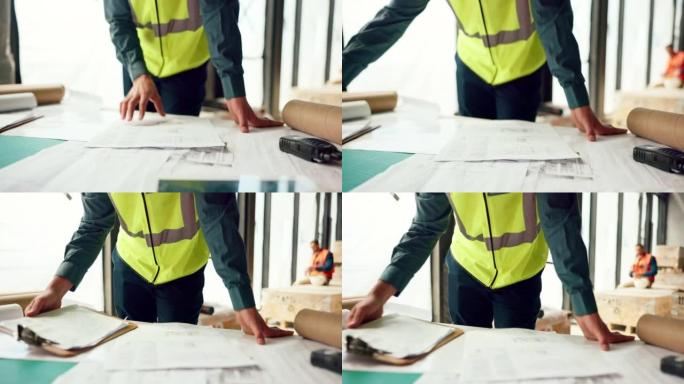 建筑师在建筑、房屋或房地产工业开发的施工现场检查图纸。建筑行业人员、工程师和承包商检查项目设计方案
