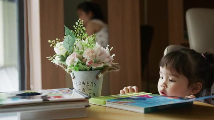 教育从初学者开始母亲给女婴读故事书看书读