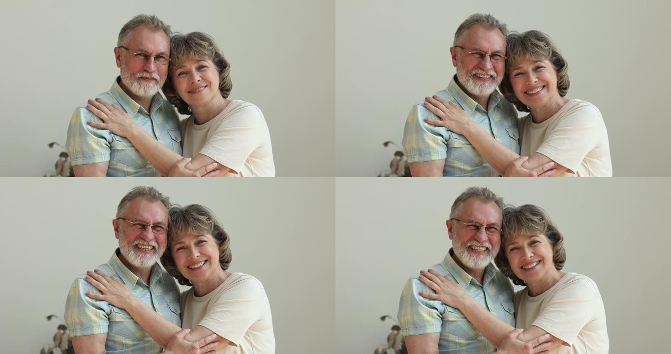 全家福幸福相爱的老年夫妇拥抱看着相机