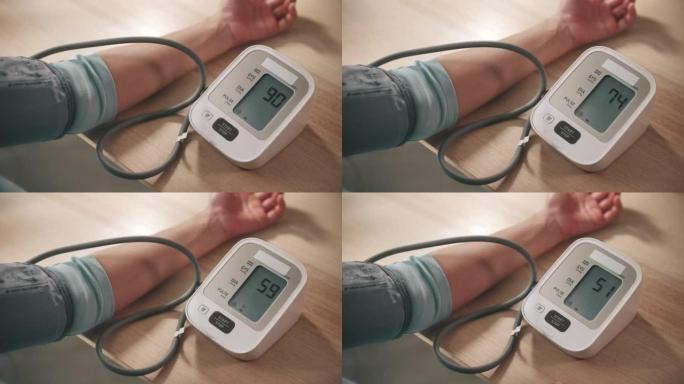 妇女在家中测量血压