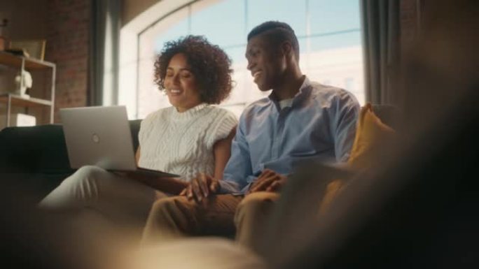 可爱的黑人夫妇使用带有会议视频通话应用程序的笔记本电脑聊天，挥手打招呼并问候朋友或亲戚或商业伙伴。远