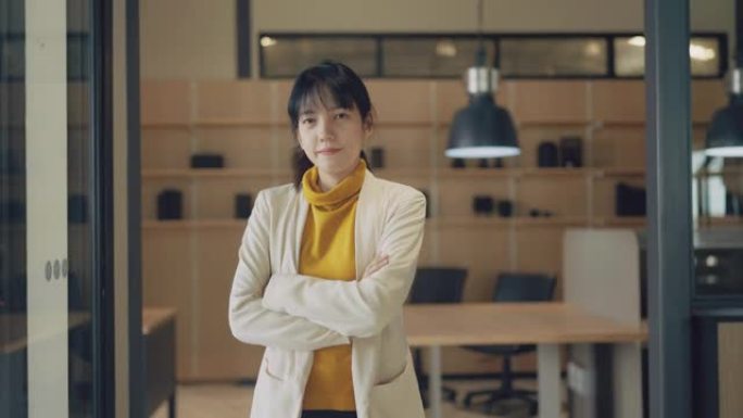 亚洲年轻女性游戏软件设计师在办公室摆姿势。