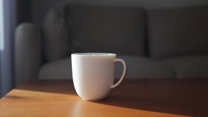 桌上的一杯蒸汽咖啡