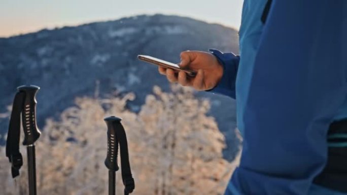 SLO MO Mountain hiker在山上使用他的智能手机