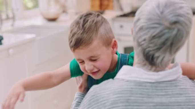 在家一起烘烤或做饭后，爱，照顾和男孩在厨房里拥抱祖母。快乐，微笑和充满爱心的孙子在现代房屋中拥抱一位