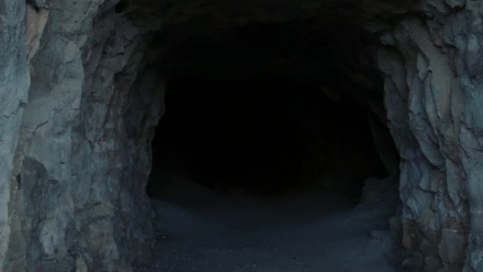 进入山洞，最后停电