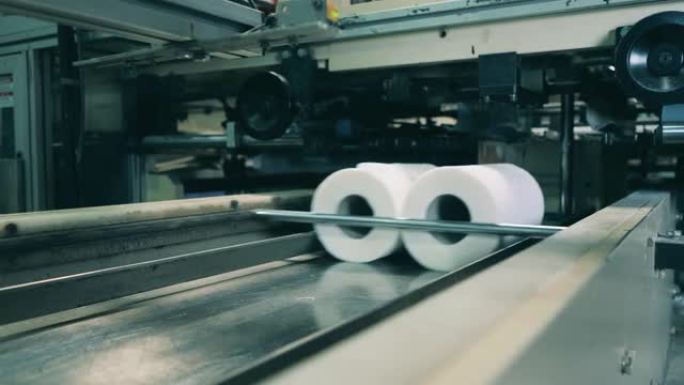 一家纸厂的卫生纸生产线