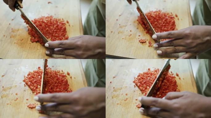 切碎西班牙凉菜的李子西红柿