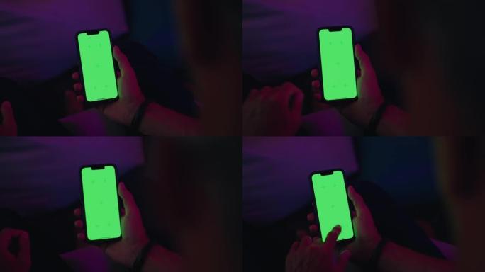男人晚上用电话抠像绿幕跟踪