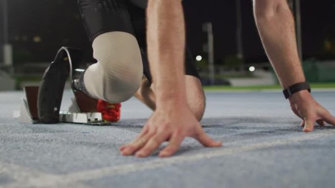 白种人残疾男运动员的低段跑步刀片准备开始跑步