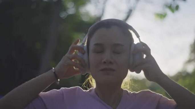 女人在森林里时把耳机戴在头上