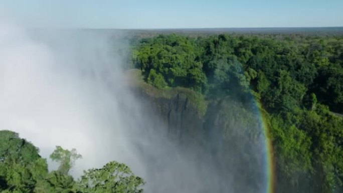 壮观的空中平移视图透过风景秀丽的维多利亚瀑布薄雾中的彩虹。联合国教科文组织世界遗产