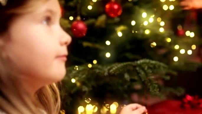 SLO MO小女孩装饰圣诞树