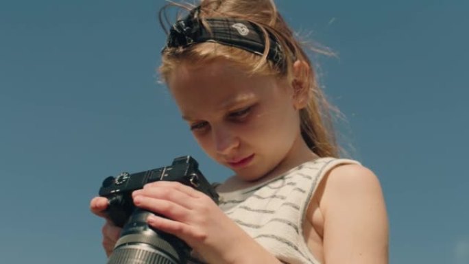 年轻女孩摄影师拍摄自然