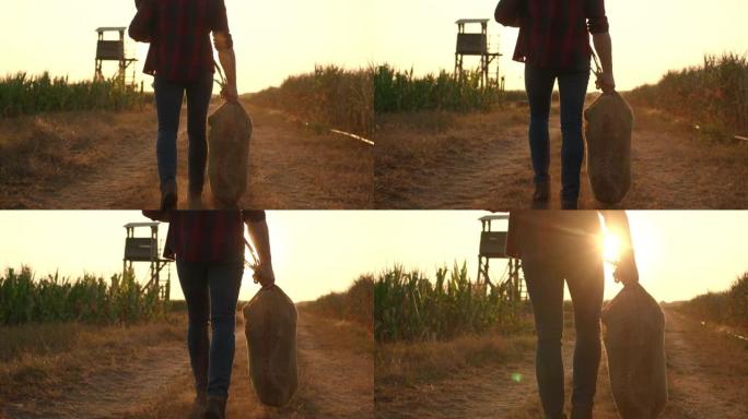 日落时分，SLO MO Farmer在一条土路上背着一袋玉米