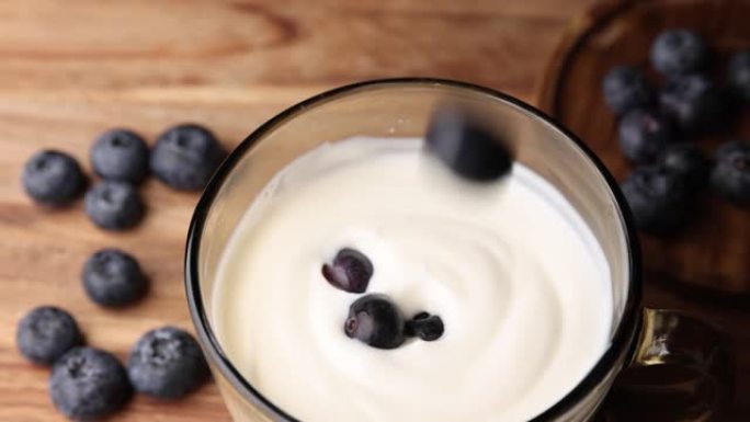 蓝莓掉进酸奶里蓝莓掉进酸奶里