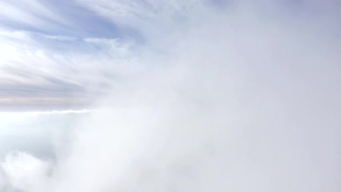 富士山明亮美丽的景色，驾驶无人机穿过云层