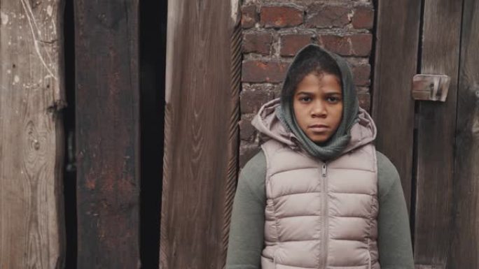 户外无家可归的非洲裔美国女孩的肖像