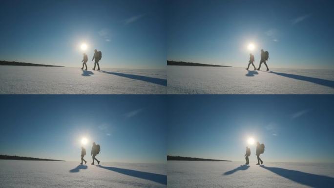 两个旅行者穿过雪原。慢动作