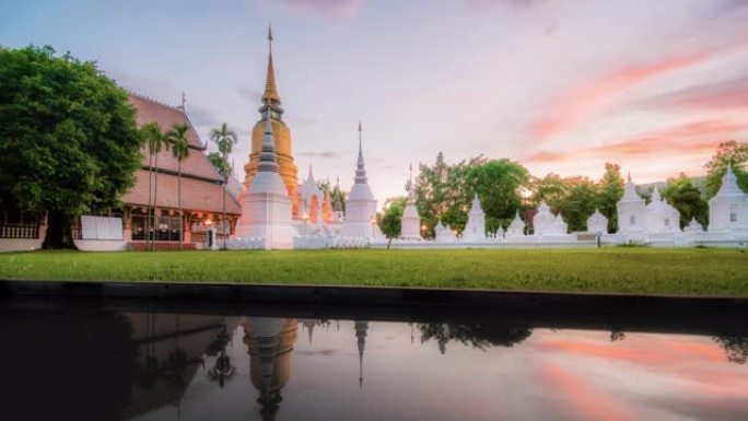 时光流逝日夜Wat Suan Dok寺地标着清迈黄昏日落与水倒影的著名地点