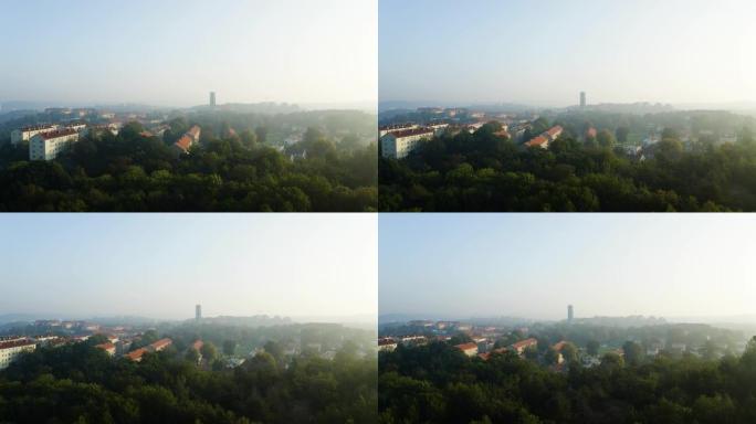 雾蒙蒙的早晨的哥德堡郊区-鸟瞰图