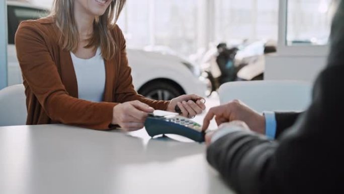 SLO MO女客户使用她的信用卡为新车进行非接触式付款