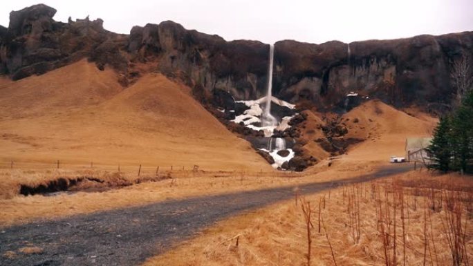 冰岛雾蒙蒙的一天美丽的瀑布无缝环路