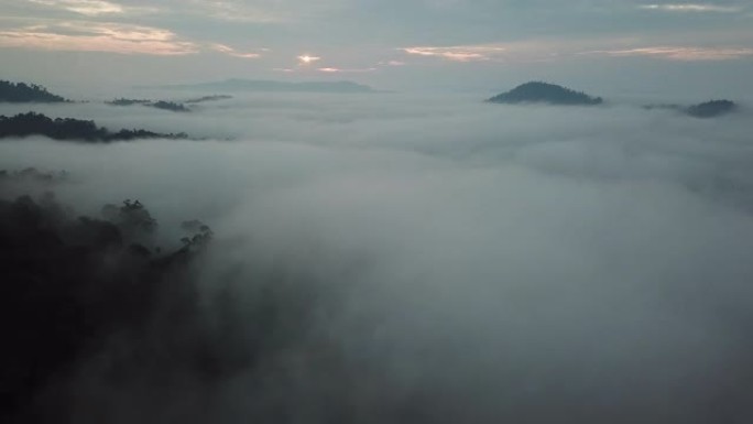 彭亨州卡梅伦高地森林山早晨的鸟瞰图日出云海景观