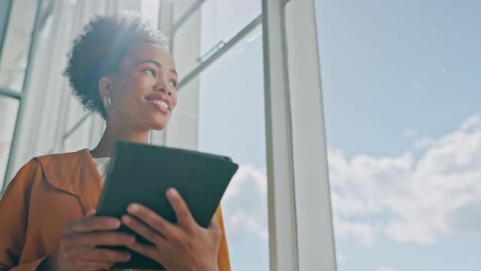 黑人女性，面对企业和平板电脑，拥有领导者和技术，拥有数字营销或网页设计的专业人士。数字信息，与技术和