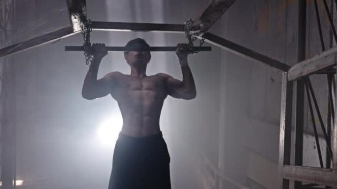 英俊强壮的健美运动员亚洲运动男子运动员在废弃的黑暗健身房锻炼锻炼