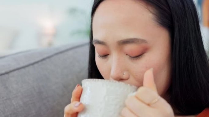 茶，电话和社交媒体上的女人放松喝饮料，在家中搜索在线新闻和内容。快乐，日本和亚洲女孩享受一杯咖啡和社