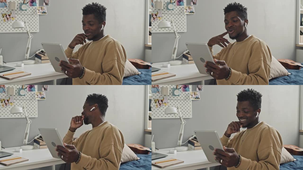 欢快的非裔美国人视频在家里用平板电脑打电话