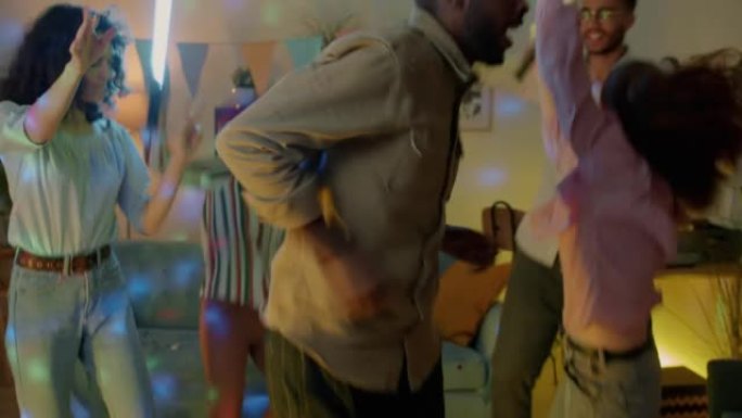 兴奋的非裔美国人在现代房子里享受酷派对的肖像与朋友跳舞