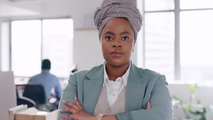 黑人女性，领导者和公司经理的肖像，在现代办公室，行政领导和公司愿景目标中双臂交叉。有成功动机的商业、