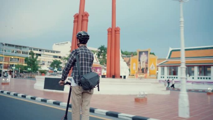 年轻游客乘电动滑板车在城市旅行