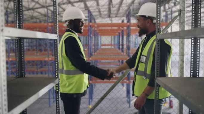 两名工程师在建筑工地握手的4k录像