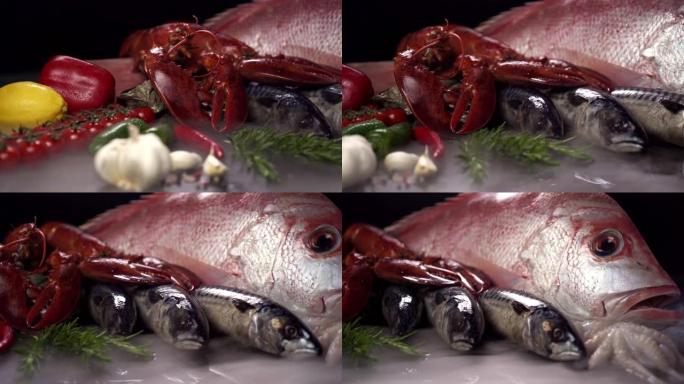 4K UHD: 在黑色背景上关闭加拿大龙虾鲭鱼和鲷鱼的多莉，并带有冰冻的冰冷烟雾。新鲜豪华海鲜和菜单