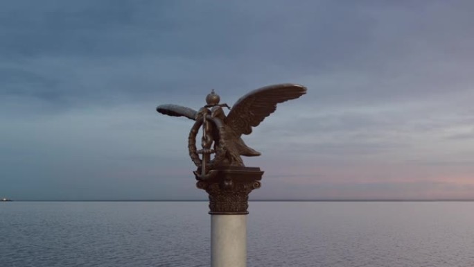 圆形无人机拍摄了克里米亚沉船纪念碑，一只双头鹰拿着月桂花环，特写镜头中有一个锚。克里米亚战争历史主题