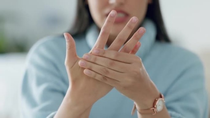 健康，手和按摩与痛苦的女人在她的手和手腕，看起来不舒服在一个客厅。女性手指受伤引起的炎症或关节炎特写