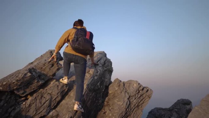 徒步旅行的女人爬到山顶