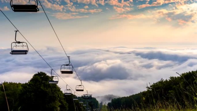 美丽的云景前的延时滑雪缆车