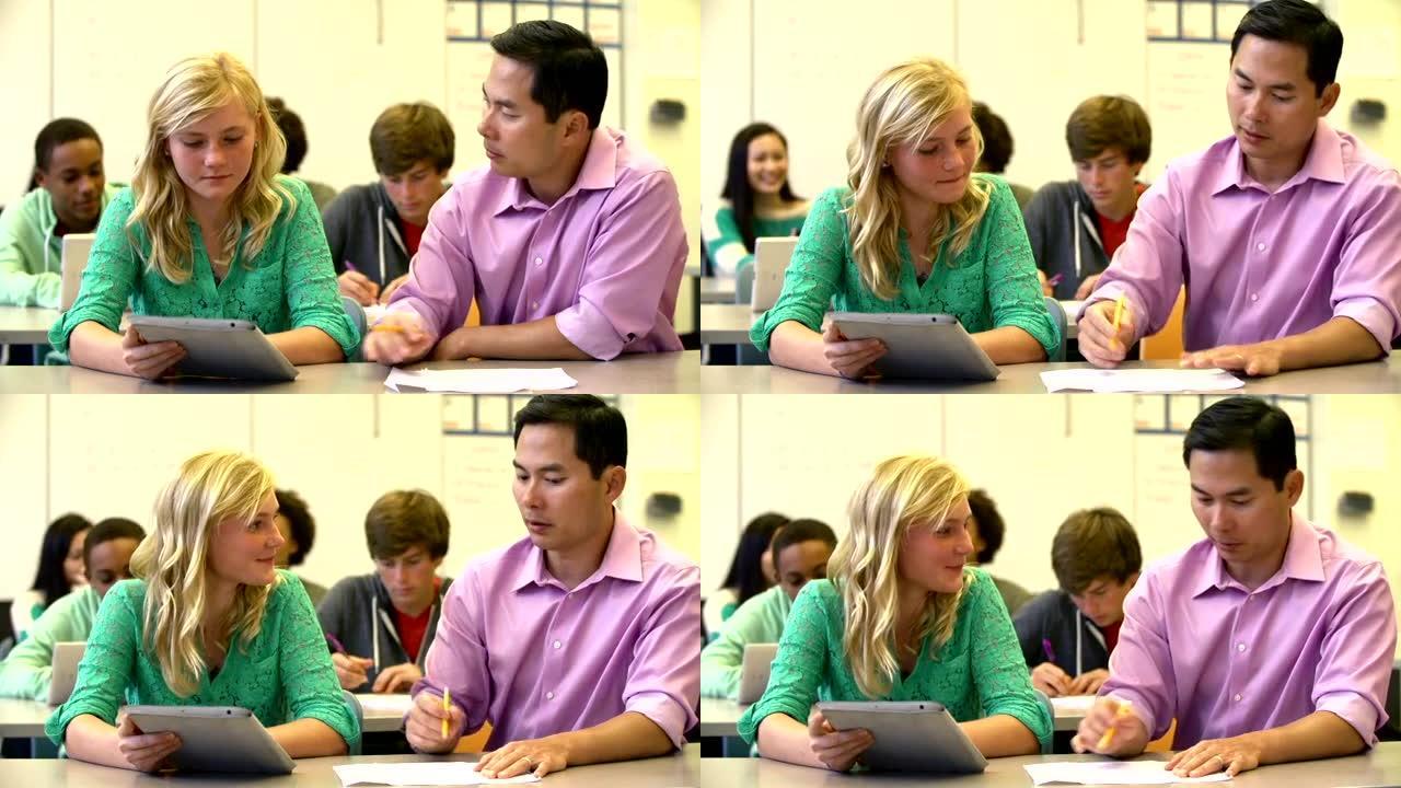 女高中生与老师一起使用数字平板电脑