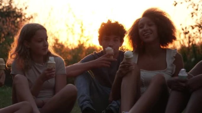 青少年坐着冰淇淋