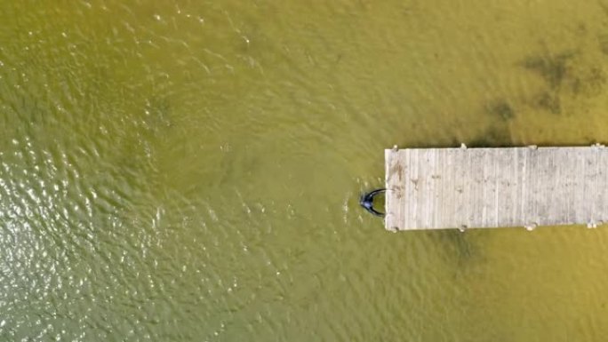 男子在湖中游泳极限冲浪水上运动员海上运动